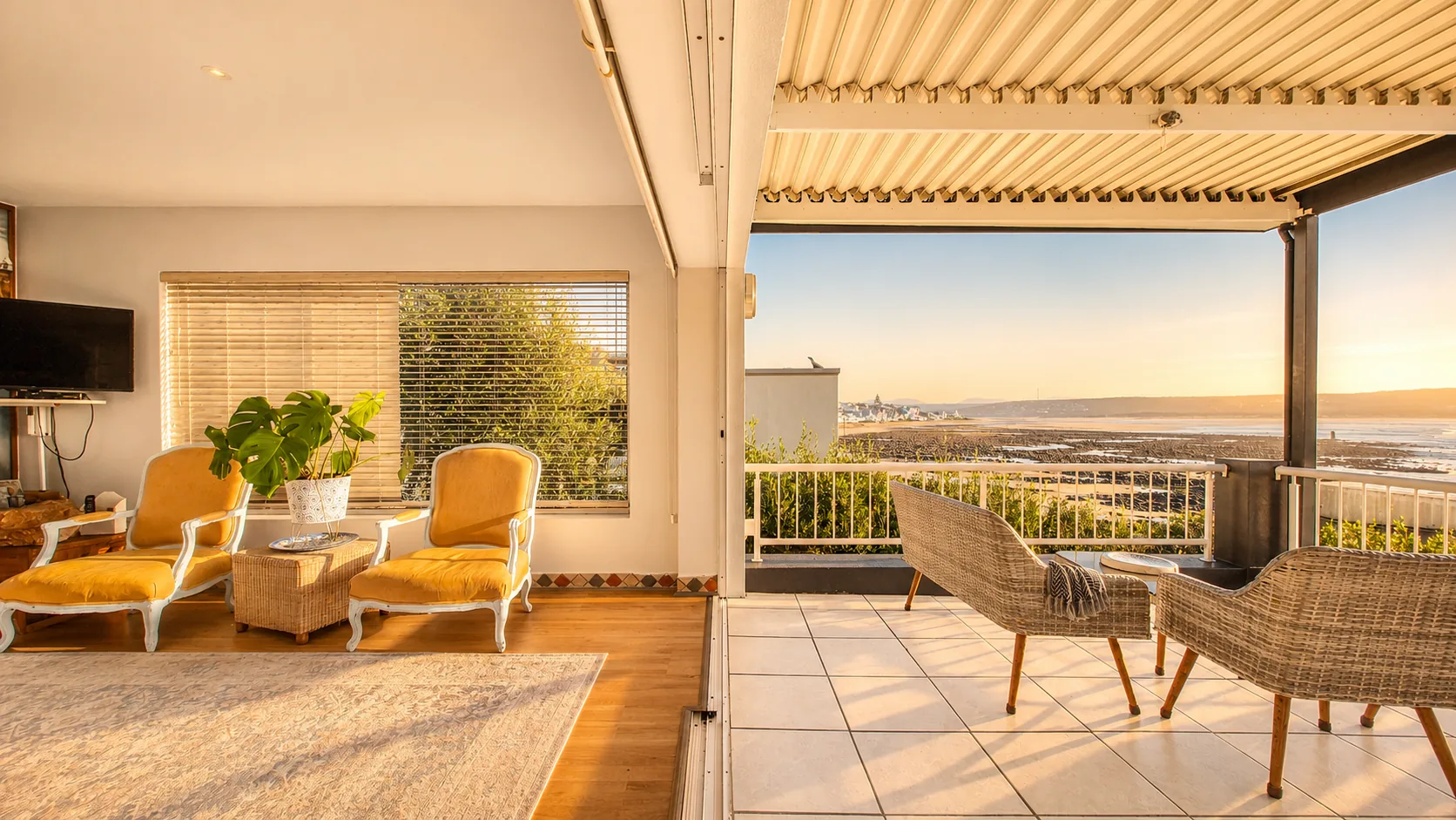 Golden-hour lounge with a view over the lagoon, Die Hawehuis