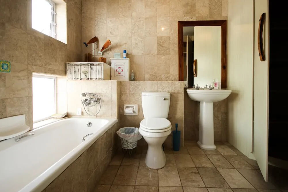 Bathroom with bath and separate vanity, Unit One, Die Hawehuis