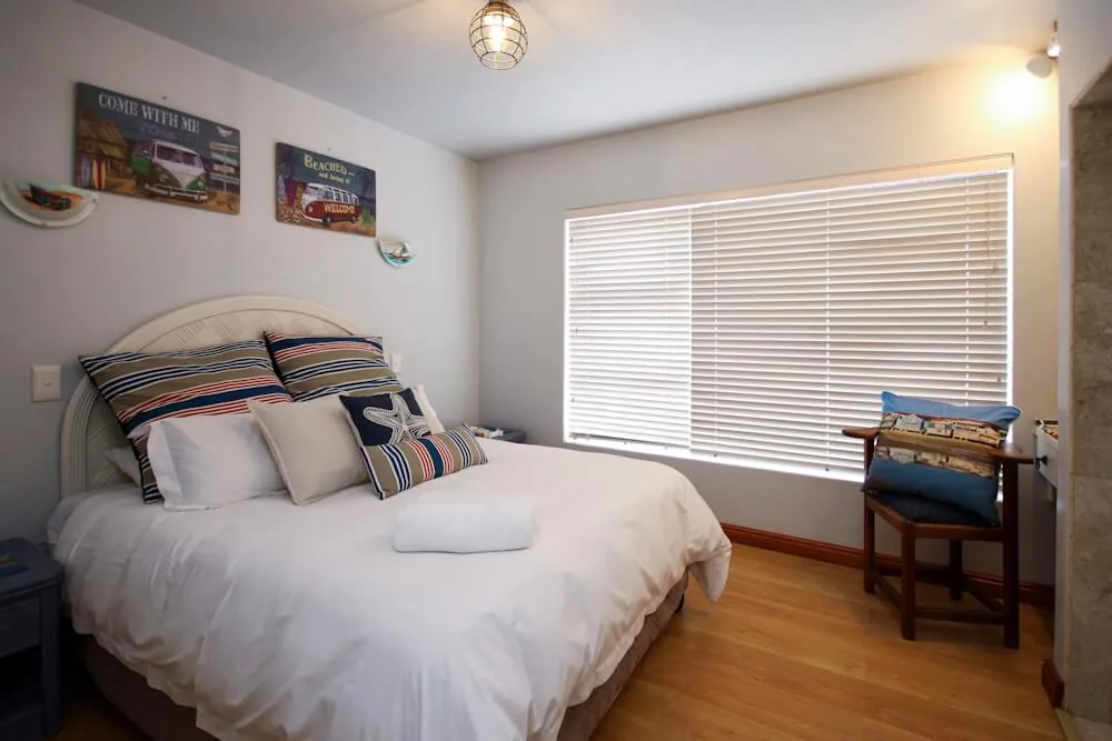 Main bedroom with queen bed, Unit One, Die Hawehuis