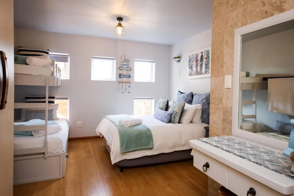 Second bedroom with bunks, Unit One, Die Hawehuis