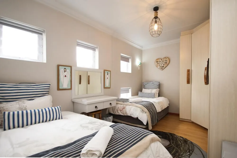 Second bedroom with twin beds, Unit Two, Die Hawehuis